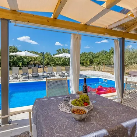 度假居 House Krase With Private Pool *